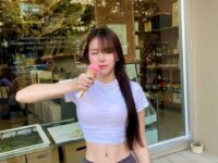더운날씨에 크롭탑에 아이스크림먹는 ㅍㅇ
