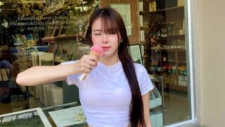 더운날씨에 크롭탑에 아이스크림먹는 ㅍㅇ