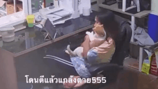 냥이가 자꾸 깨물어서 혼냈더니 전원이 꺼짐ㅋㅋㅋ