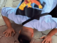 호랑이랑 사진찍다가 갑자기 절 하는 남자 ㅋㅋㅋ