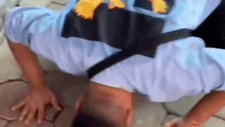 호랑이랑 사진찍다가 갑자기 절 하는 남자 ㅋㅋㅋ