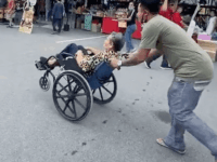 할머니를 즐겁게 해주는 손주