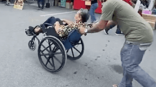 할머니를 즐겁게 해주는 손주