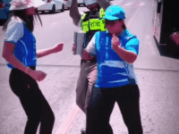 단체관광객을 반겨주는 태국경찰 ㅎㅎ