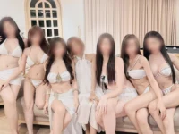 남자 4명이서 아가씨 7명이랑...